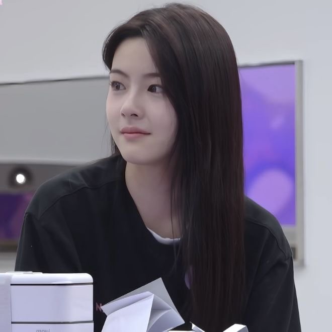 fukocean's tweet image. fuko in black screams pianist idk why do yall get it 
But like overall i can imagine her with a guitalele