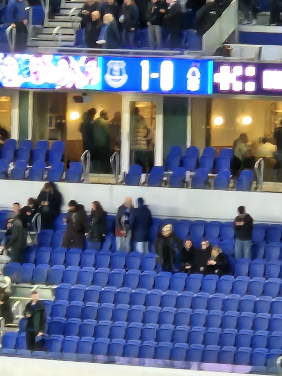 Anyone <a href="/Everton/">Everton</a> know what the half time score is? 🤦‍♂️