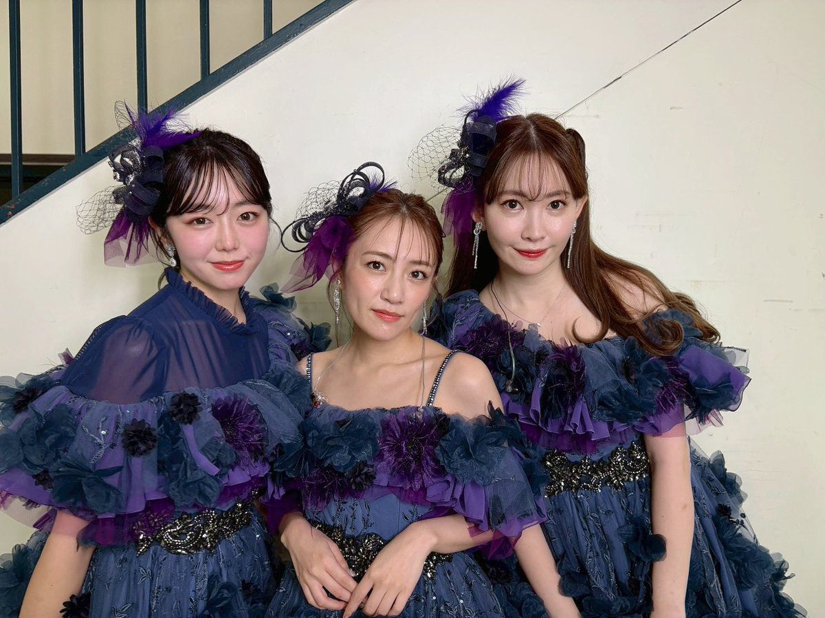 AKB20周年😭
小学生のとき、AKBと嵐は好きなことが前提だった。
給食の音楽だって、学芸会で使用する音楽だってAKB。
今日、一瞬であの頃に戻れた😭
あの時を彩ってくれた方々に、会えて感無量です。
10年桜、涙サプライズ、夕陽を見ているかあたりでエモすぎて倒れるかと。
#AKBは青春ですin武道館
