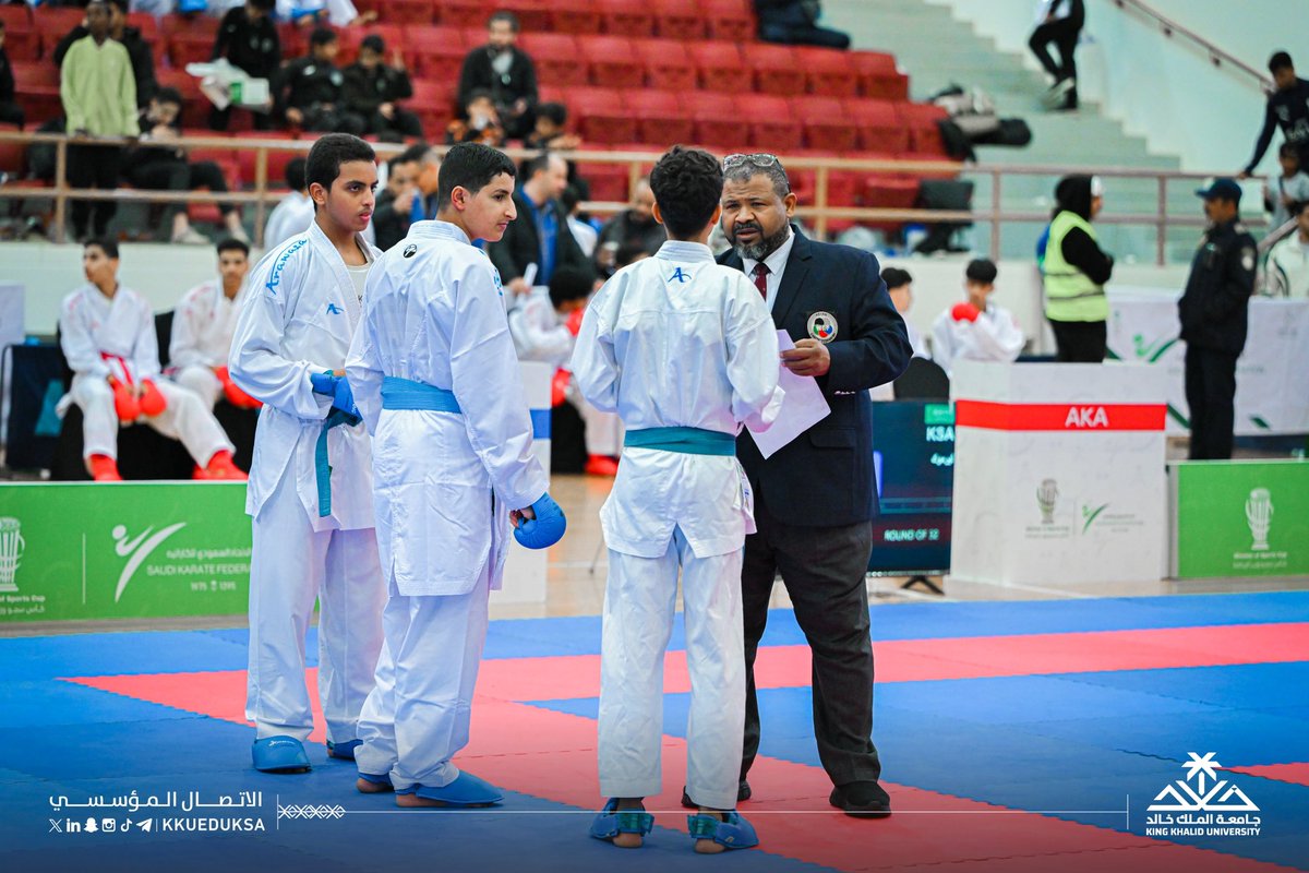 kkueduksa's tweet photo. اختُتمت بـ #جامعة_الملك_خالد مساء اليوم منافسات بطولة كأس سمو وزير الرياضة للكاراتيه، التي نظمها الاتحاد السعودي للكاراتيه لفئتي البراعم والناشئين، بمشاركة 52 ناديًا من مختلف مناطق المملكة، وشهد الختام رئيس الاتحاد د.مشرف الشهري، وعميد شؤون الطلاب بالجامعة د.سعد القحطاني.. https://t.co/EbGmiPtCwl