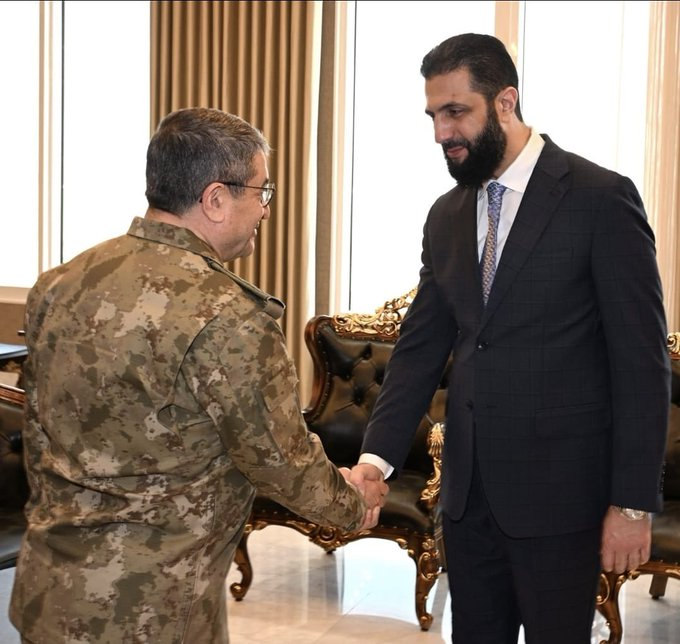 NihatBoztepe's tweet photo. ⚡️Genelkurmay Başkanımız Orgeneral Selçuk Bayraktaroğlu, Şam’da 'Kamuflaj kıyafetleri' ile Suriye lideri Ahmet Şara ile görüştü.
⚡️General Selçuk Bayraktaroğlu, met with Syrian leader Ahmet Shara in Damascus, wearing 'camouflage uniforms'.
#Suriye #SDG #SyrianUnity https://t.co/JwfI066aKj