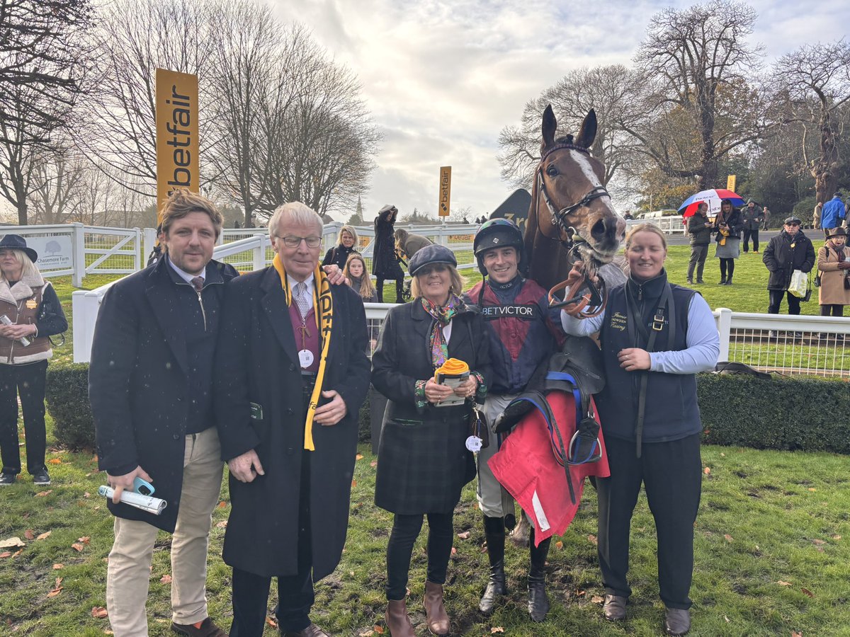 jamiesnowden's tweet photo. #FreshPerspective runs well to be 3rd in the #Listed novice @Sandownpark under @GavinSheehan92 for @Janeglyndavies and family. @GavinSheehan92 @BetVictor https://t.co/qFB6Zw1uve