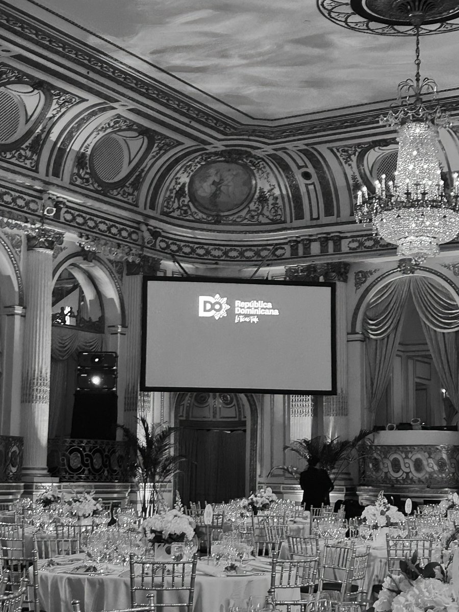 RenataSone's tweet photo. Honrada de ser maestra de ceremonias en el Roadshow NYC #101, celebrado para nuestra increíble diáspora dominicana. Gracias @TurismoRD y @davidcollado por confiar en mí.
Orgullosa de representar a mi país, aun desde lejos. 🇩🇴✨
#RDRoadshow101 #Roadshow101 #DiásporaDominicana https://t.co/MjUoRhtGgx