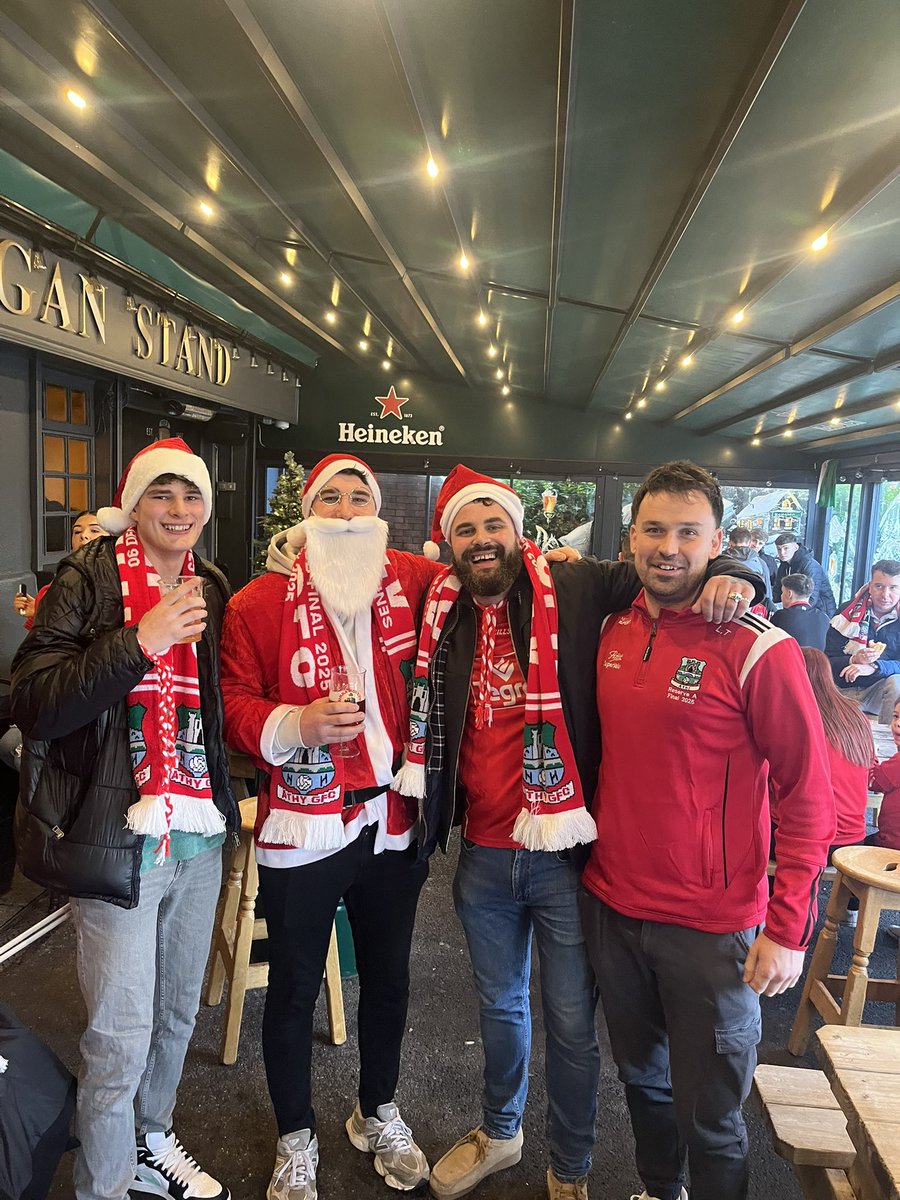 CartelSmileyB's tweet photo. Leinster final , not bad for a bunch of scum bags ❤️🤍 https://t.co/dAwHm7IFKd