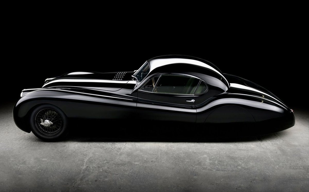 Jaguar XK120 'Le Mans' V12 Coupé revisitée par l'excellent Justin Hills.
Soyez élégants.