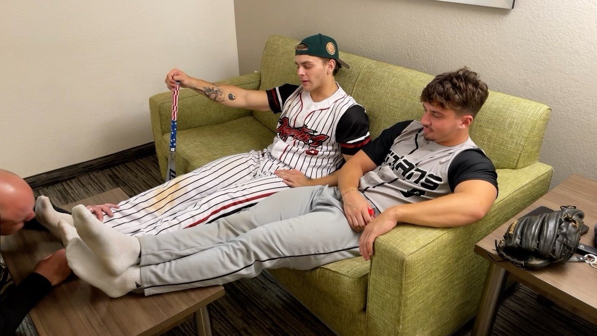 _“Aquí está el aroma de nuestra hombría culero, en el fuerte hedor a patas que hemos guardado para ti, esta hediondez es para romperte la nariz en el nauseabundo olor de machos”...

Así se goza el aroma a 👣 de vatos, hundir tu nariz en esos nauseabundos 🧦 fuertes a 🧀 de varón.