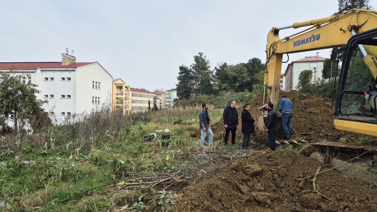 İl Milli Eğitim Müdürümüz Sayın Özgür TOKGÖZ, Millî Eğitim Bakanlığı tarafından ilçemize kazandırılacak olan Kapalı Spor Salonu’nun yapılacağı alanda incelemelerde bulundu.Destek ve katkılarından dolayı İl Millî Eğitim Müdürümüz Sayın Özgür Tokgöz'e şükranlarımızı sunarız.