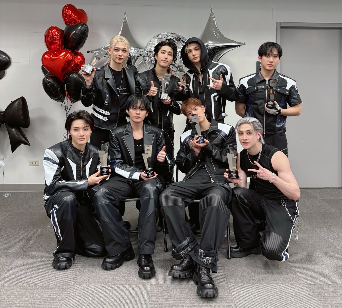 ALL 8 OF THEM HOLDING A TROPHY 😭 congratulations my stray kids 🫂❤️