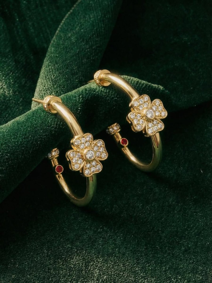 SinghviJewels's tweet image. A bloom that never fades! 18K gold hoops adorned with pavé diamonds and a hint of ruby fire.

#singhvijewels #diamondhoops #finejewelry