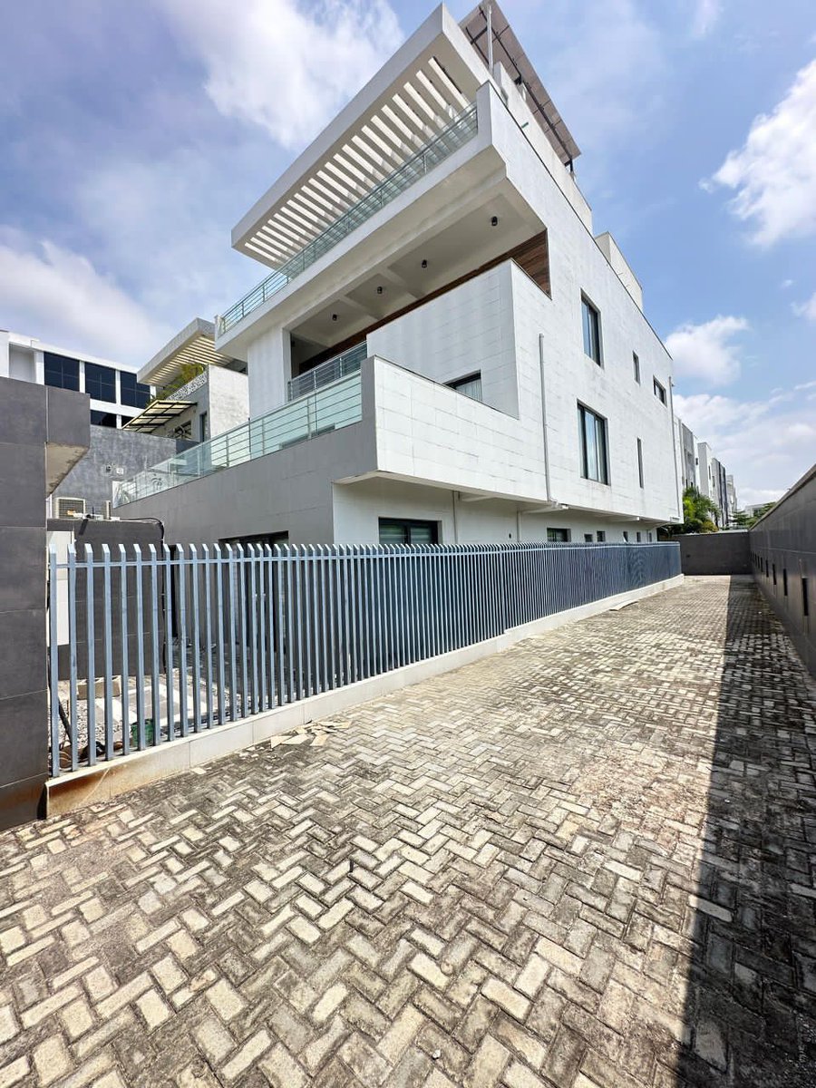 Freshchap's tweet image. S-DIRECT HOT DEAL 
🏡 LUXURY WATERFRONT PARTLY FURNISHED 5 BEDROOMS DETACHED DUPLEX

LOCATION: Banana Island, Ikoyi, Lagos.

PRICE: $8,000,000

LAND Size: 2,245 sqm

TITLE: Global Certificate of Occupancy (CofO), Deed of Supplementary Grant, Registered
Deed of Assignment.