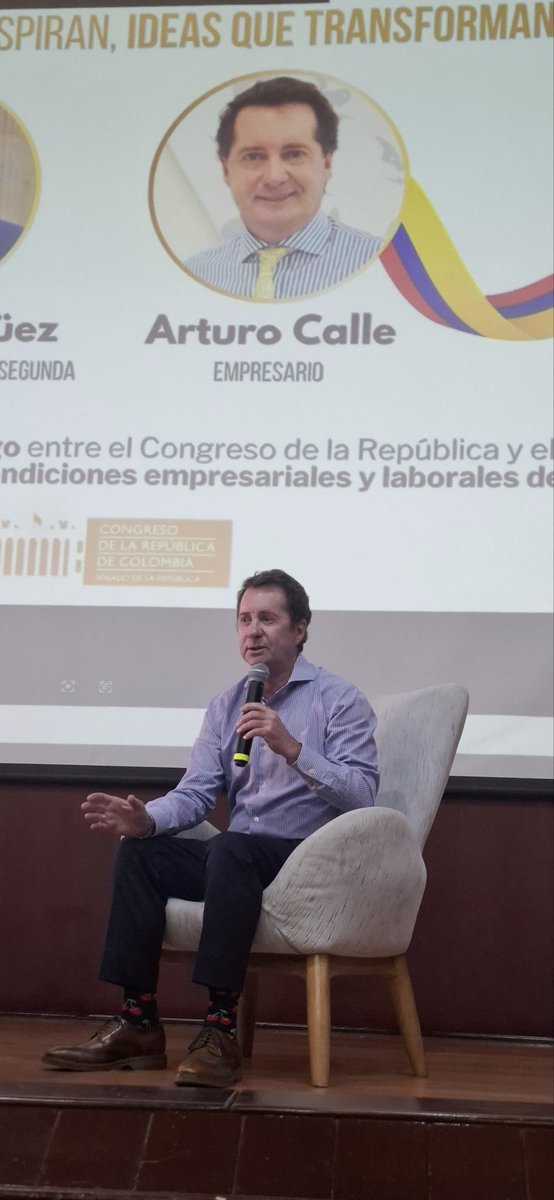 AlveiroPB's tweet photo. ¡Un encuentro empresarial realmente inspirador en Bucaramanga! 📈

​Nuestro reconocimiento especial a don Arturo Calle, un ícono de los empresarios en Colombia, y al Senador Manuel Virgüez Piraquive , por ofrecer valiosas perspectivas sobre el desarrollo económico y social.💫👏 https://t.co/FacPdx97AG