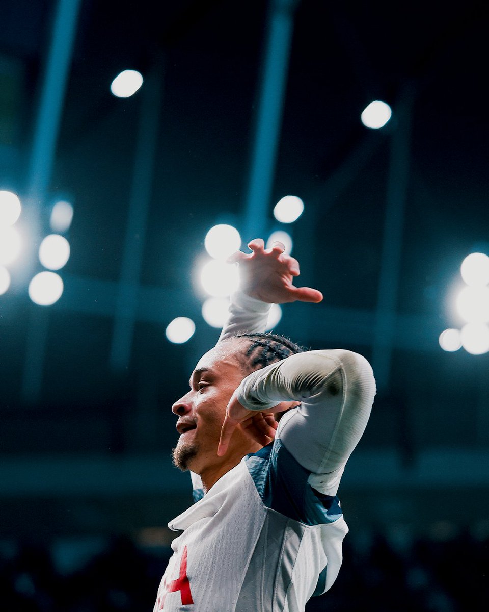 SpursOfficial's tweet photo. Raising the roof. https://t.co/nVZjDabigX