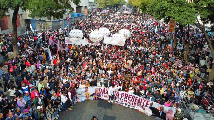 El corazón del país late fuerte en el #Zócalo de la #CiudadDeMéxico, música que retumba, banderas que ondean y miles de voces celebrando #7AñosDeTransformación. 🇲🇽🎉

Entre tambores, sonrisas y un ambiente que se siente hasta en el suelo que se pisa, familias de todos los