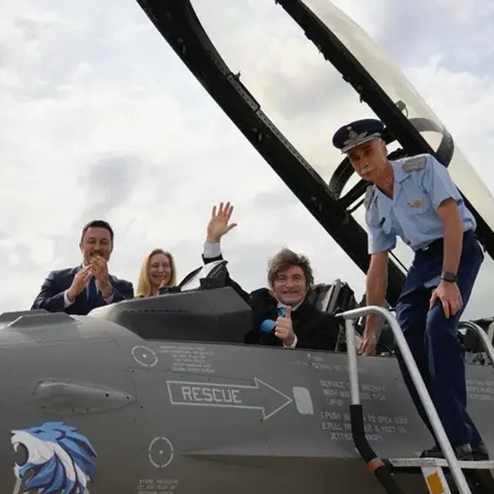 diegosantilli's tweet photo. Pasamos de incorporar “LLAMAS METRALLETAS” durante el Kirchnerismo a incorporar F-16 con el Presidente @JMilei. Eso es proteger la soberanía argentina.

Gran trabajo @luispetri https://t.co/VoKKD9kkJH
