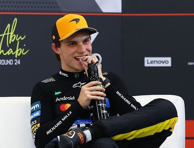 oopspiastri's tweet photo. i'm in the fucking trenches and this man is smiling?!??

oscar piastri, what do you know that i don't?!?? https://t.co/H5BQH7msWm