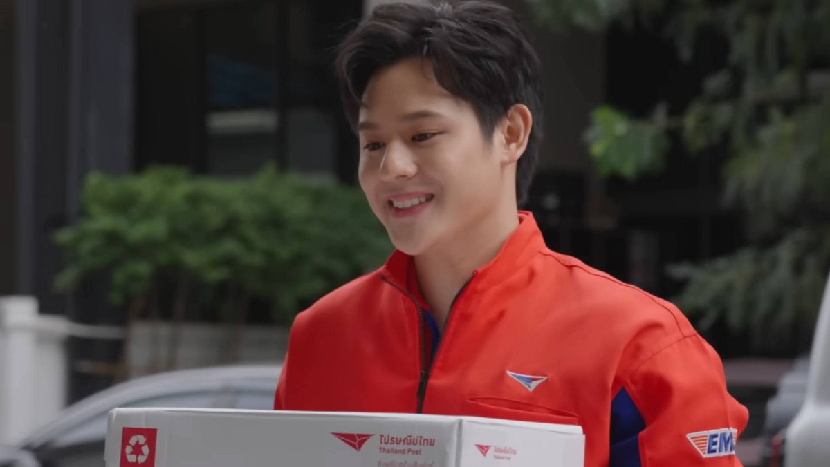 vevies's tweet photo. ส่งพัสดุหน่อยจ้าสุดหล่อ #ThailandPostmart https://t.co/7qlMx5syl8