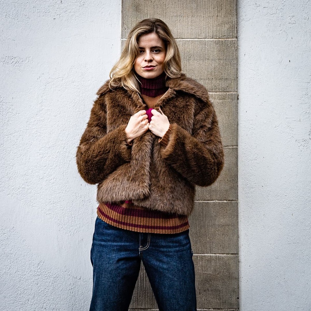 Ein Look, der Wärme und Stil verbindet:
Die Faux-Fur Jacke von Des Petits Hauts bringt mit ihrem dichten, weichen Flor sofort Struktur ins Outfit. Der Umlegekragen und die verdeckte Hakenleiste halten den Look clean, während Denim und Strick darunter für… instagr.am/p/DR7Y0PVDdXx/