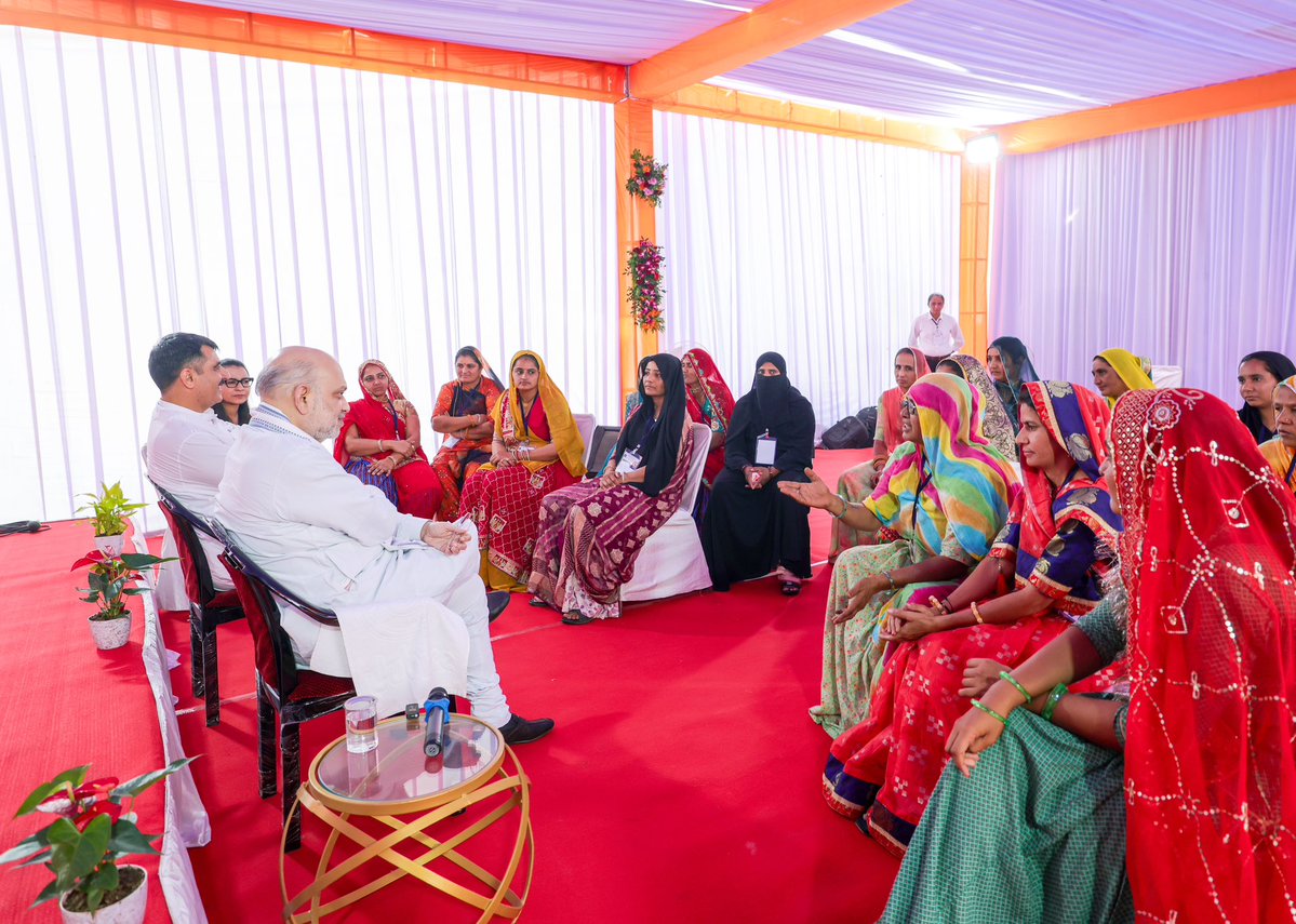 मोदी सरकार में सहकारी डेयरी समितियाँ महिलाओं के सशक्तीकरण का नया आधार बन रही हैं। आज गुजरात के वाव थराद में महिला दुग्ध उत्पादकों से संवाद किया।

गुजरात की 36 लाख से अधिक महिलाएँ ₹80 हजार करोड़ से अधिक का दुग्ध व्यापार कर रही हैं और देशभर की माताओं-बहनों को प्रेरित कर रही हैं।