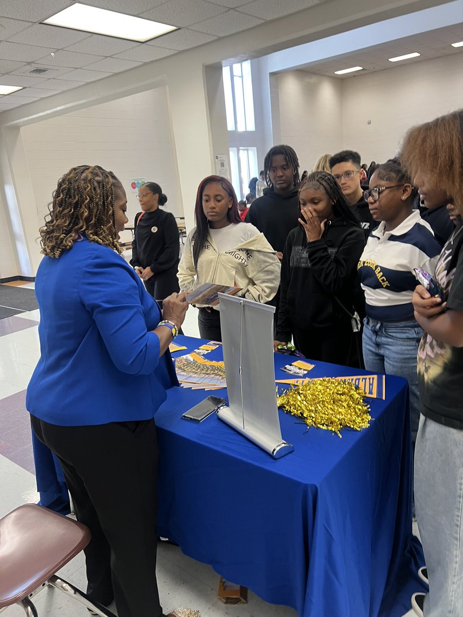 toni_carten's tweet photo. During college &amp; career readiness week at @HamptonMS_HCS, Dr. McCray came to speak with our students about ASU during their lunch period!! @drwilliams08 @HCS_Counselors https://t.co/IENAMJq8Kd