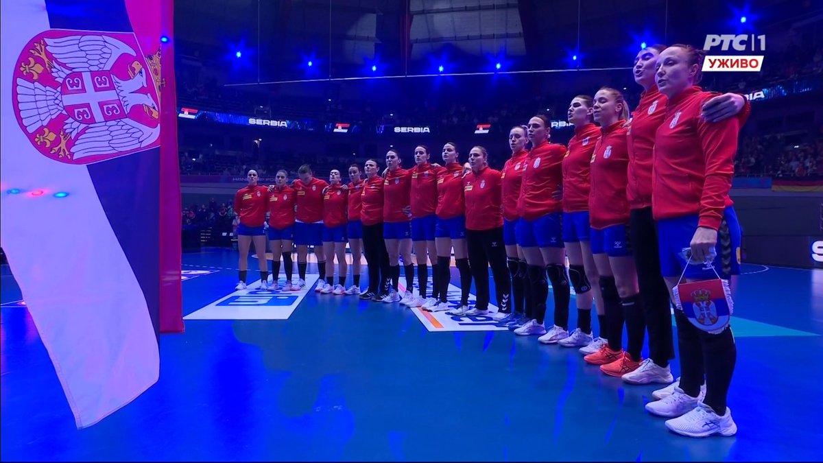 Traffic_Camera's tweet photo. MONTENEGRO vs SERBIA 
Negro. Organizator je izabrao nezgodan ugao za snimanje Crnogorki. Inače, tekst himni nije prikladan ni za Crnu Goru ni za Srbiju.
a) Sinovi smo tvog stijenja...A ćerke?
b) Bože spasi, Bože hrani, srpske zemlje, srpski rod...
Samo srpske zemlje i srpski rod? https://t.co/P8AUHVVnR4