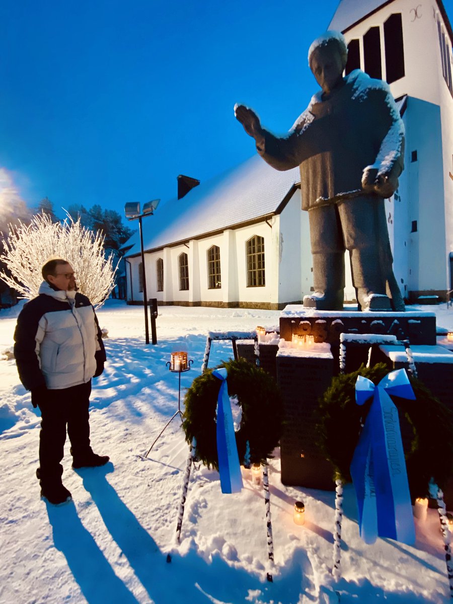QsamonJuki's tweet photo. Suomen itsenäisyyspäivä. 6.12.2025. Kuusamossa.

Sankarivainajat ja sotaveteraanit - emme unohda panostanne itsenäisen Suomen takuumiehinä. Ilman teitä ei olisi meitä, tätä hetkeä ja itsenäistä, demokraattista Suomea.

Kiitos.

#Suomi #itsenäisyyspäivä #Kuusamo https://t.co/TEAgnkZEIK