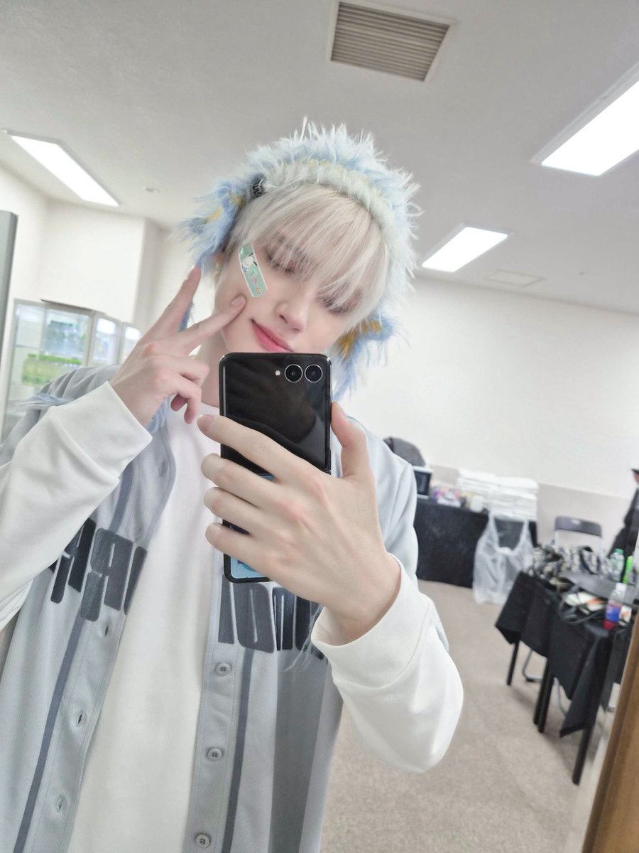 [251208] #hueningkai weverse

“done with day 1 of nagoya concerts”

🐧 isn’t the quality of the two pictures on top really good?? hahahaha