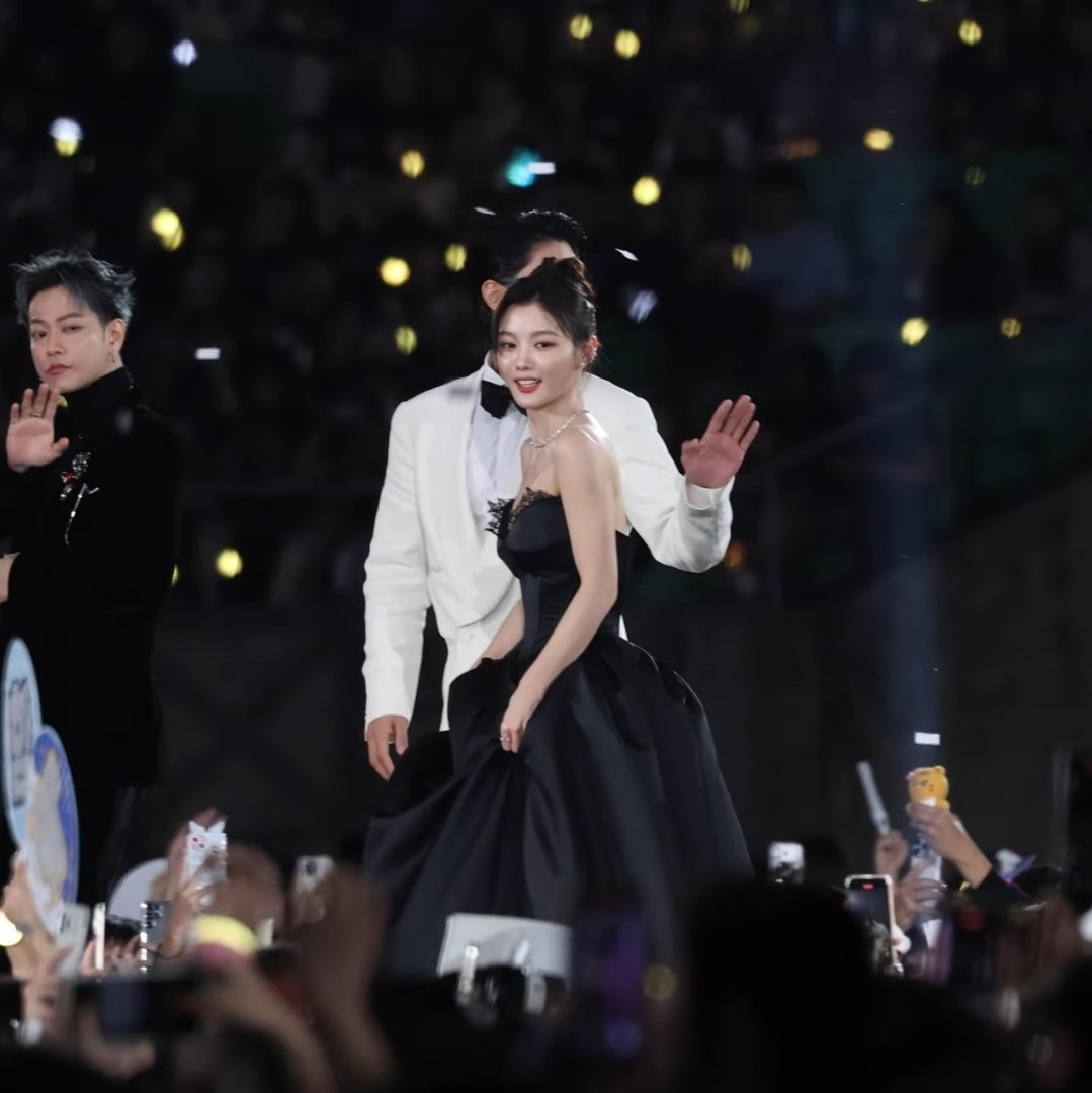 yoojungedit's tweet photo. Kim Yoo Jung at AAA final ceremony 

#KimYooJung #KimYouJung #김유정 https://t.co/P3ReWFZsoN
