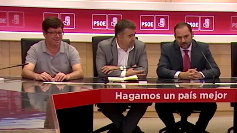 hugomanchon's tweet photo. El de la derecha es Ábalos. Era secretario de organización del PSOE, colocaba a prostitutas en empresas públicas y mandaba audios machistas sobre mujeres a su asesor. Hoy está en prisión.

El del centro es Cerdán. Sustituyó a Ábalos en el cargo, entró en prisión y se llevaba presuntamente mordidas por obras públicas.

El de la izquierda es Salazar. Iba a ser nombrado adjunto al mismo cargo que Ábalos y Cerdán. Hoy conocemos su compartimiento asqueroso con mujeres y que el PSOE le protegía.

“HAGAMOS UN PAÍS MEJOR”