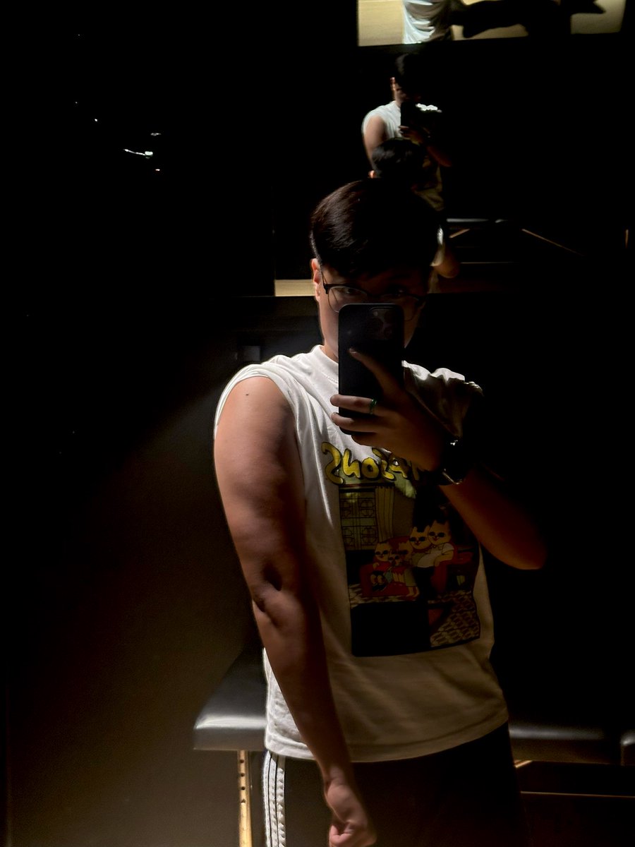 Samwhut's tweet photo. 1st week progress, feels so good to be back 💪🏻 https://t.co/L934D0nuf1