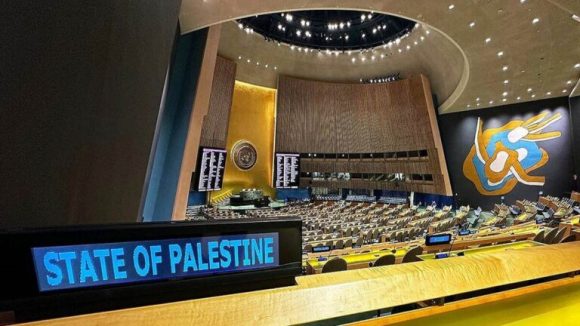 La Asamblea General de las Naciones Unidas aprobó ayer,  un paquete de cinco resoluciones en respaldo a los derechos palestinos.
#FreePalestine #CubaConPalestina #CubaPorLaPaz