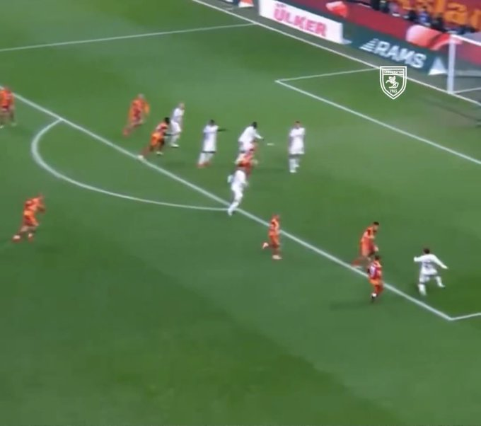 Birisi mesaj atmış: "Konuşup duruyorsun da, pozisyon penaltı mı değil mi onu söyle" demiş.

Pozisyon bariz ofsayt. Hakem penaltı çalsaydı da VAR'dan iptal olurdu. 

O yüzden yalandan yangını ifşa etmek daha mühim benim açımdan. Penaltı zaten değil!