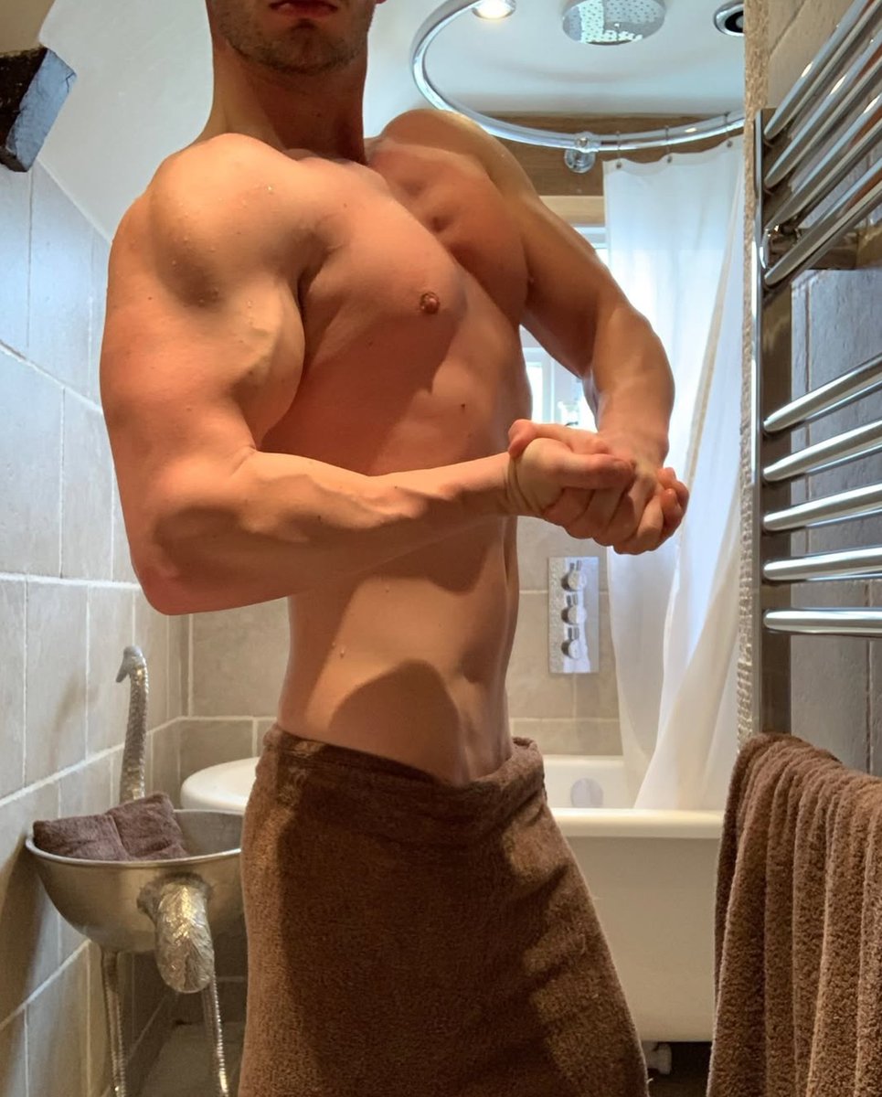 MasterApolloGod's tweet image. Sunday strength. Winter muscles. The kind of physique built to be admired, never touched.