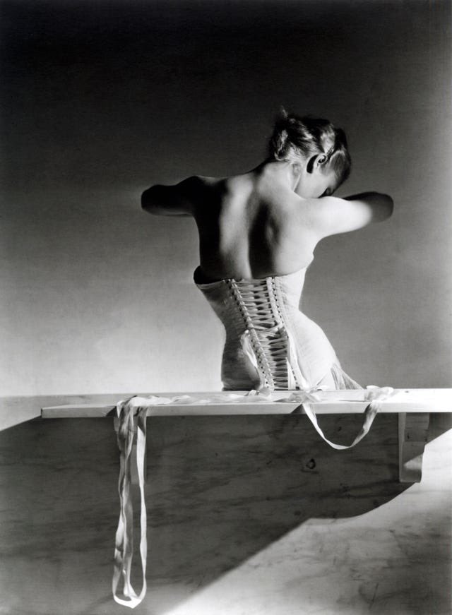 Fanrizio21's tweet image. corset
Paris  1939

Horst P. Horst