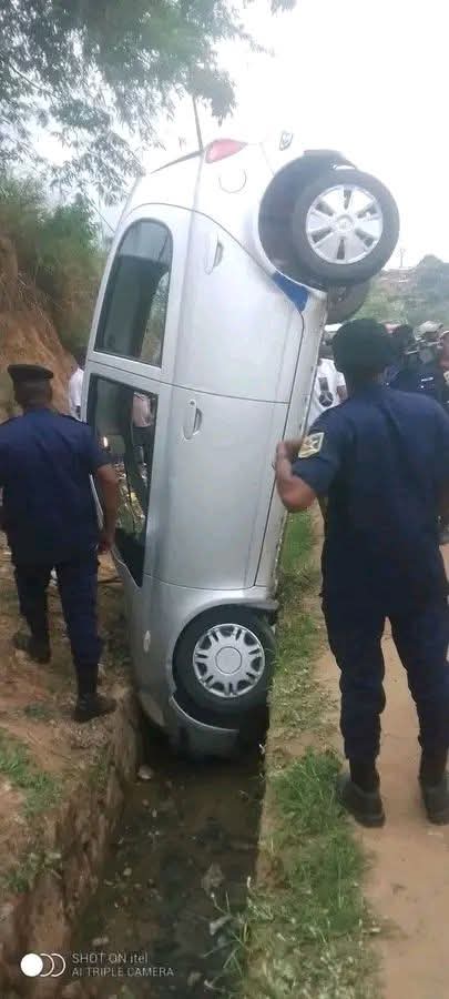 ebalemozindo's tweet image. #RDC: #KONGO #CENTRAL. 

Un accident de la circulation s'est produit à cet après-midi dans la ville Boma, au niveau du KM3 sur le boulevard Joseph Kabila, près de l'église des Témoins de Jéhovah.
​Une voiture de marque Yaris a terminé sa course dans un caniveau, comme le montre