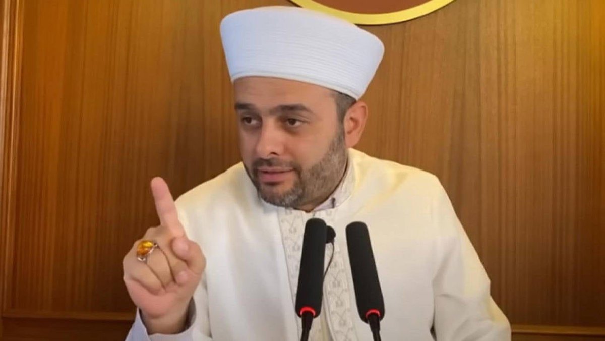 Sebahat Akkiraz:

“Bazı diyanete bağlı imamlar Atatürk’e hakaret edince sessiz kalanlar Türk polisi konuşunca ‘Memur’ konuşamaz diye avazı çıktığı kadar bağırıyor!

Yanlış nerde?”