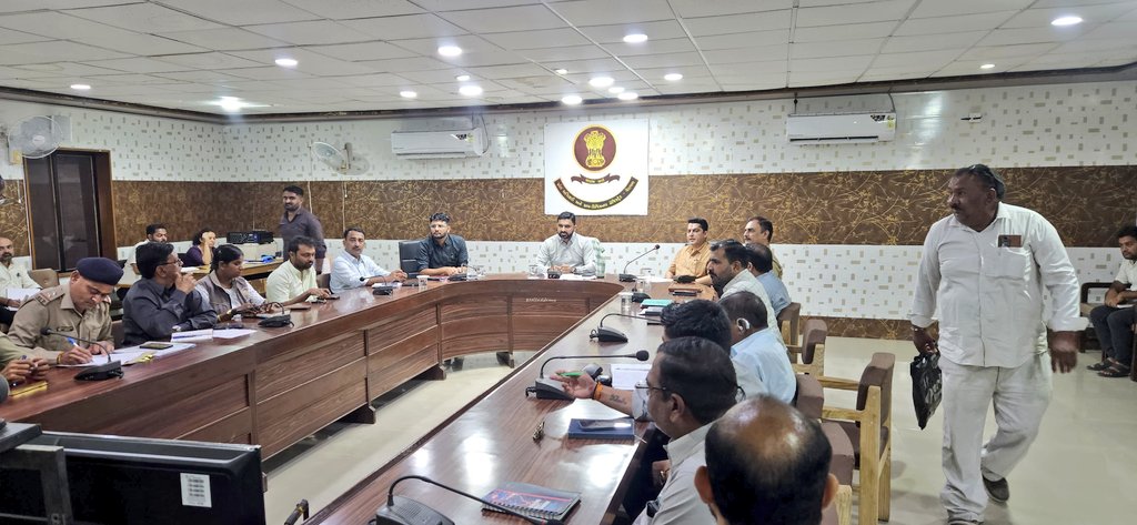 આજરોજ તાલુકા સંકલન , લેન્ડ કમિટી , મેન્યુઅલ સ્કેવેન્જર્સ વિગેરે મિટિંગ નું આયોજન પ્રાંત કચેરી ખાતે કરવા માં આવ્યું
વિવિધ વિભાગ ના પ્રશ્નો અને ચૂંટાયેલા પ્રતિનિધિ ઓના પ્રશ્નો ના હલ લાવવા સૂચના અપાઇ