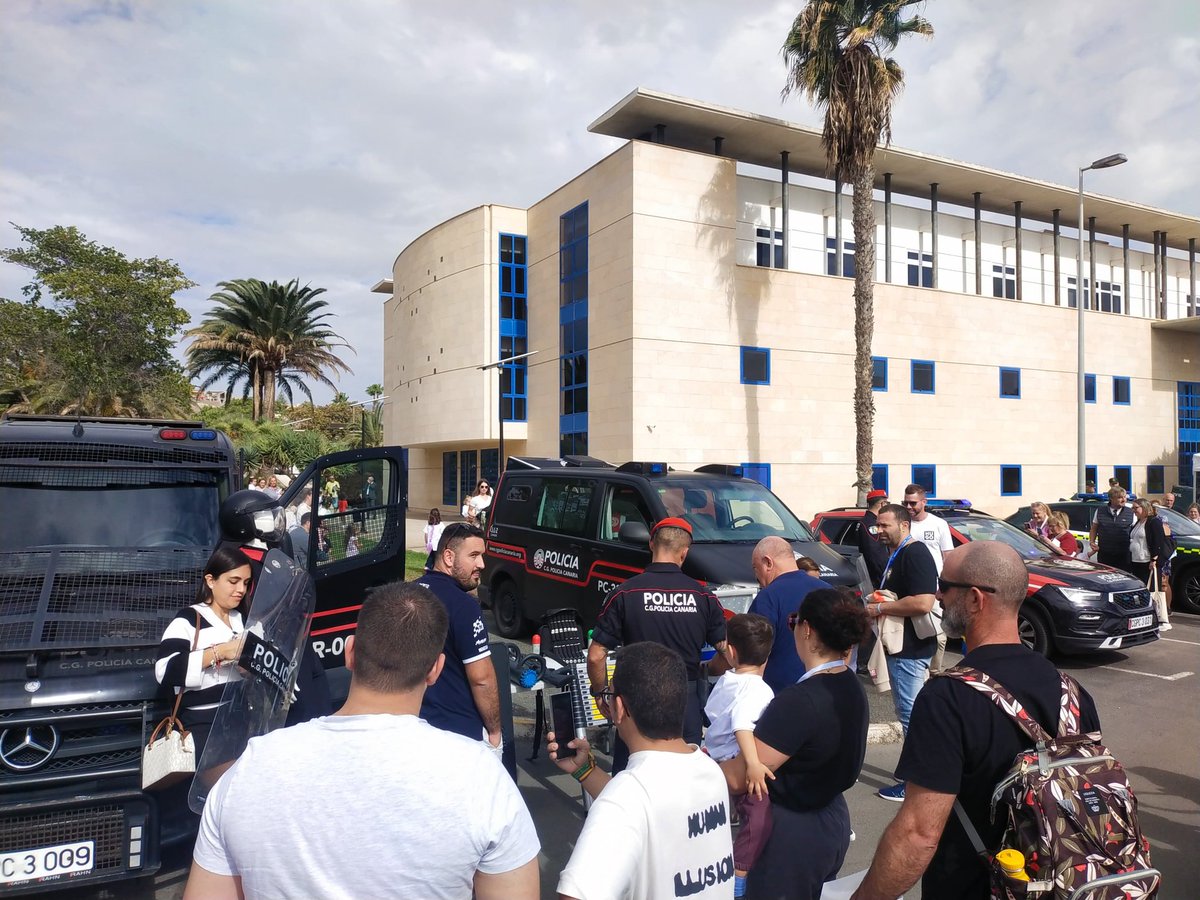 👮🏻‍♂️🐕 Hoy participamos en las jornadas de puertas abiertas organizadas por la #PolicíaLocal de  <a href="/AytoSBT/">SanBartolomeTirajana</a>.

👏🏻 Fue un evento con gran éxito participativo y organizativo, en el que mayores y pequeños disfrutaron de un ambiente familiar y seguro. ¡Un placer compartir esta jornada!.