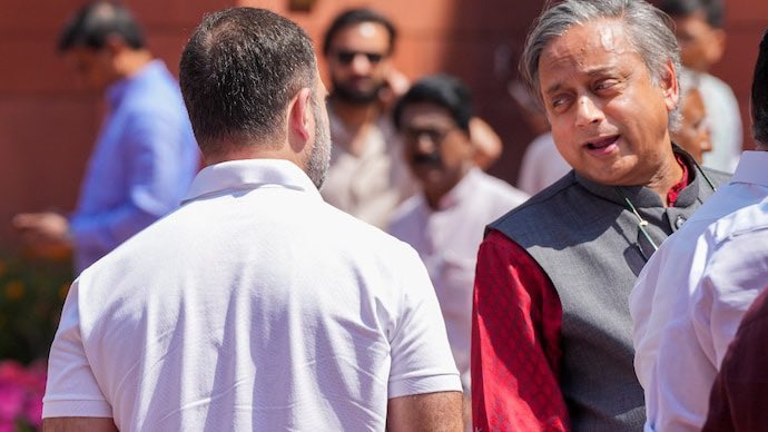 kshamatripathi9's tweet image. पुतिन से मिलकर आया हूं, खाना बोहोत बढ़िया था- शशि थरूर

#IndiaRussia #PutinInIndia #NarendraModi #ForeignPolicy #Diplomacy #FriendshipGoals #ShashiTharoor