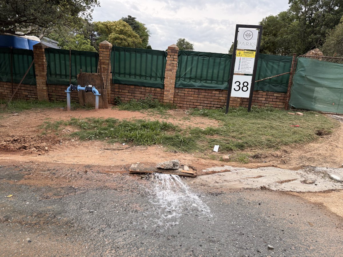 dstar7600's tweet photo. @JHBWater cnr Abercorn &amp; Jan Smuts https://t.co/yCVxDFfU1F
