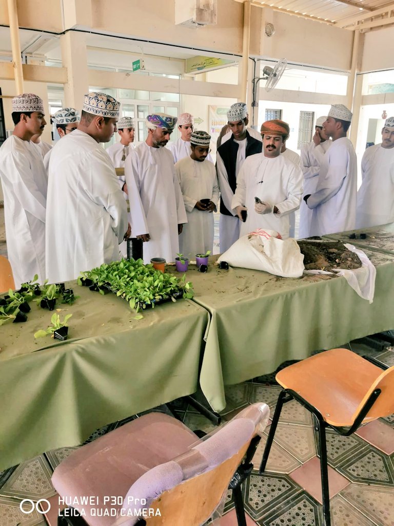 قام طلبة الصف الحادي عشر من مدرسة الشيخ شامس بن حسن بزيارة لفعاليات الملتقى التعليمي الأول لمادة الجغرافيا الاقتصادية للصف الحادي عشر في مدرسة القلعة للتعليم الأساسي حيث رافق الطلبة الأستاذ خليفة السواقي.