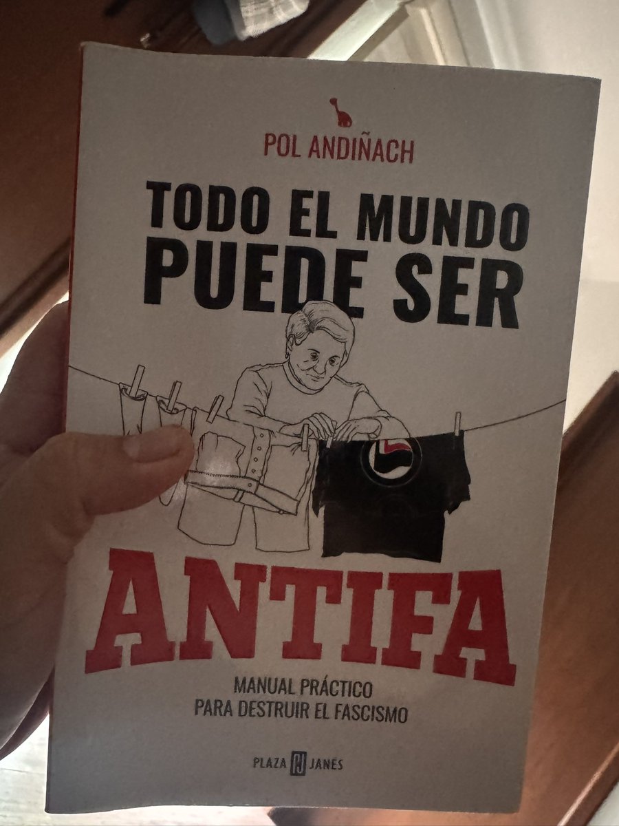 Todo lo que está mal en este libro:  “Todo el mundo puede ser ANTIFA” de Pol Andiñach. Y mi análisis no es ideológico, es estratégico:

Este libro comete un error grave para la cultura democrática: Convierte la lucha contra el fascismo en un eslogan moral, no en una estrategia