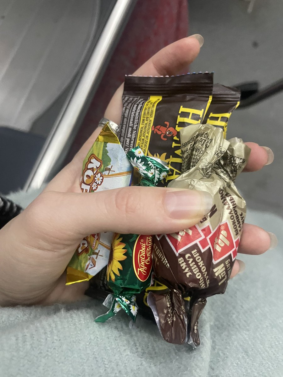 Счастлива по причине: купила гематогенки (хоть и не с ёжиком) и угостили конфетками
Почти как с новогоднего утренника возвращаюсь🥰