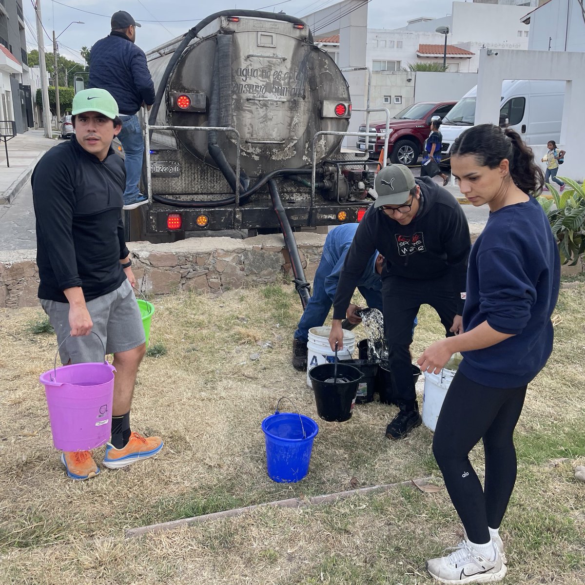 ArticuloCuarto's tweet photo. 🌿 Gracias a todas y todos los que se suman al riego del Parque Miyawaki.

💧 La comunidad mantiene vivo nuestro bosque urbano.

🤝 Y un agradecimiento especial a @DGOP_Leon y @ULaSalleBajio por apoyar en el mantenimiento. ¡Trabajo en equipo que sí florece! https://t.co/cUCUhU4yeK