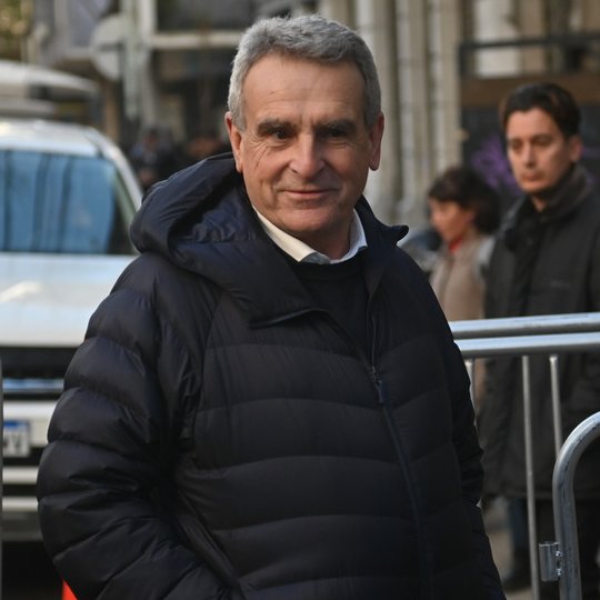 clarincom's tweet image. ROSSI: “NO ES SOBERANÍA COMPRAR AVIONES QUE NO SIRVEN PARA DISUADIR A LOS INGLESES POR MALVINAS”

El ex titular de la cartera de Defensa le respondió a Milei tras la presentación de los F-16. También criticó el rumbo militar y económico del Gobierno, el posible uso de una base en