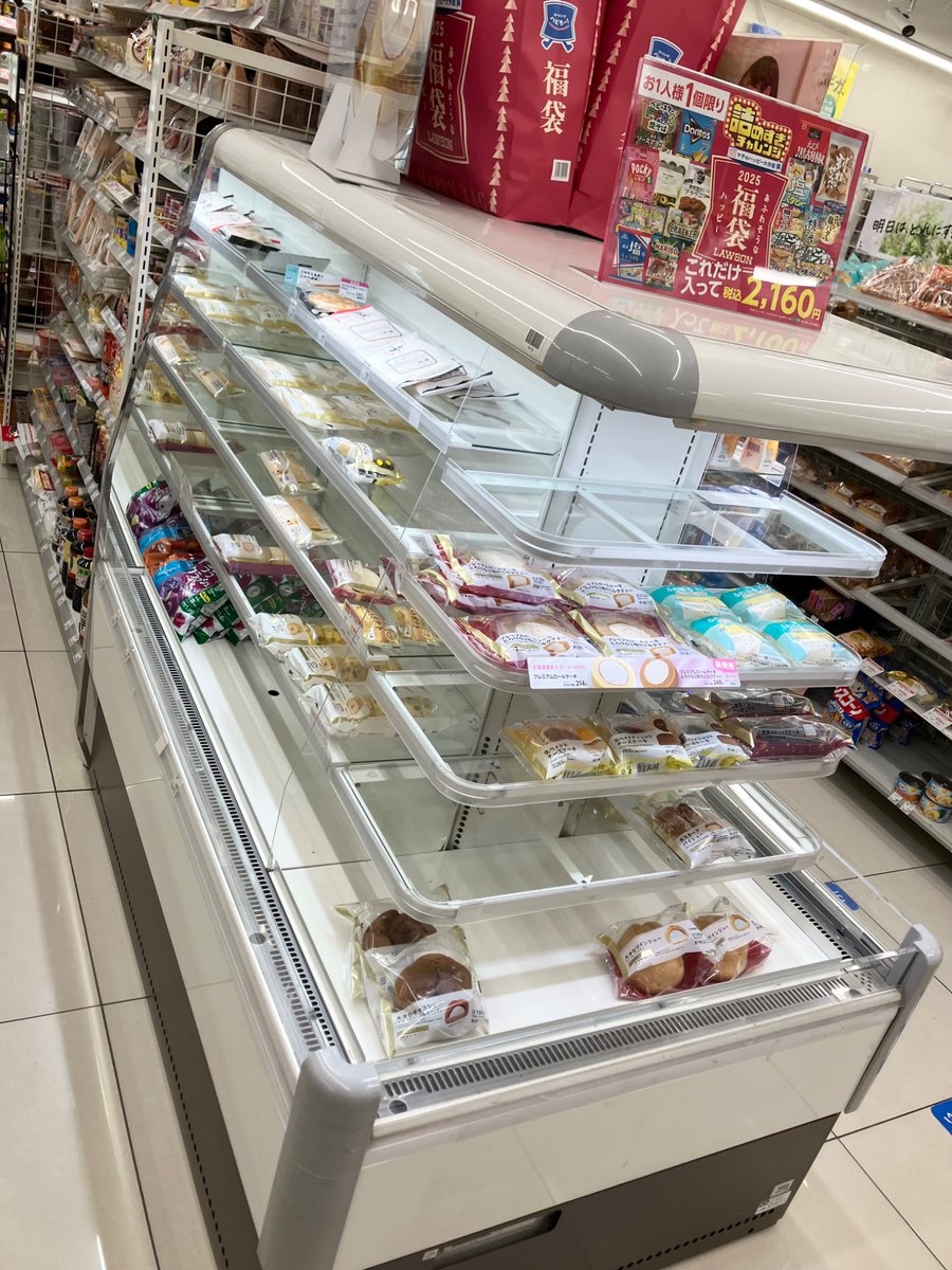 やっぱり漢らしすぎる高知のコンビニの酒類コーナー笑

デザートの棚めっちゃ小さいのに対してビーフジャーキーとあたりめとナッツの種類の豊富さがおかしい🤣