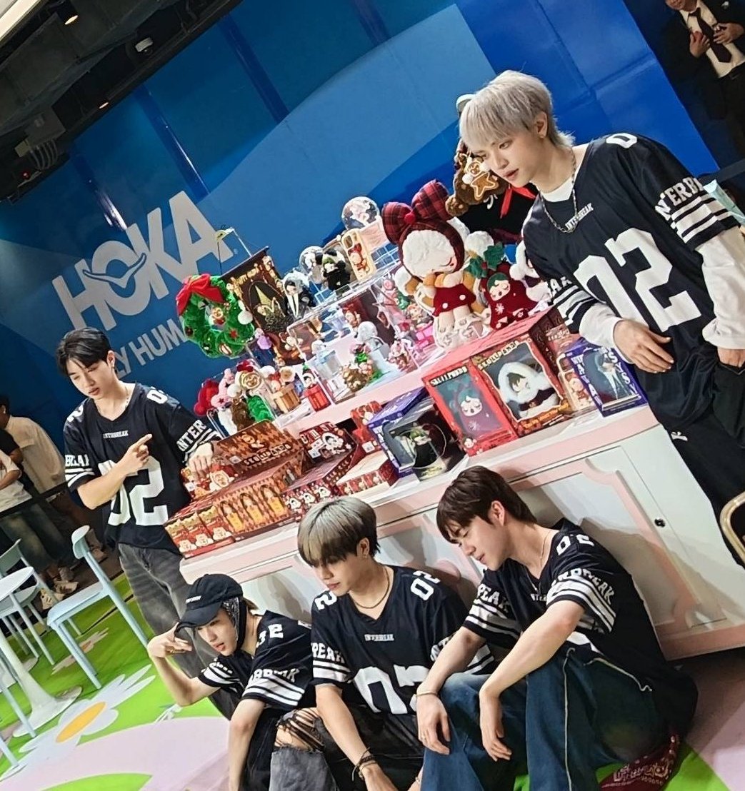 ThasnijaB's tweet image. แก๊งนี้อย่างเท่
#HOWLS_TH #Howls #HOWLS_NO2 
HOWLS XMAS AT SIAM CENTER 🎄

#SiamCenterxHOWLS