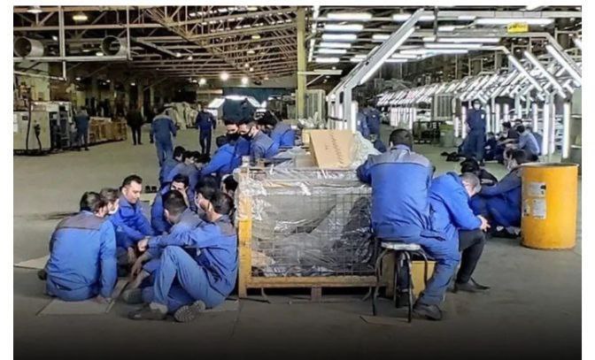 🔸 مشکل کمبود برق و گاز در واحدهای تولیدی #تبریز باعث مرخصی اجباری شدە

بحران سوخت در استان تبریز بە واحدهای صنعتی کشیدە شدە و ایام مرخصی آنان را بە کارکردن اجباری تبدیل کردە است

طبق گزارش خبرگزاری‌های وابستە بە رژیم، تعداد زیادی از واحدهای تولیدی و صنعتی خصوصی استان تبریز،