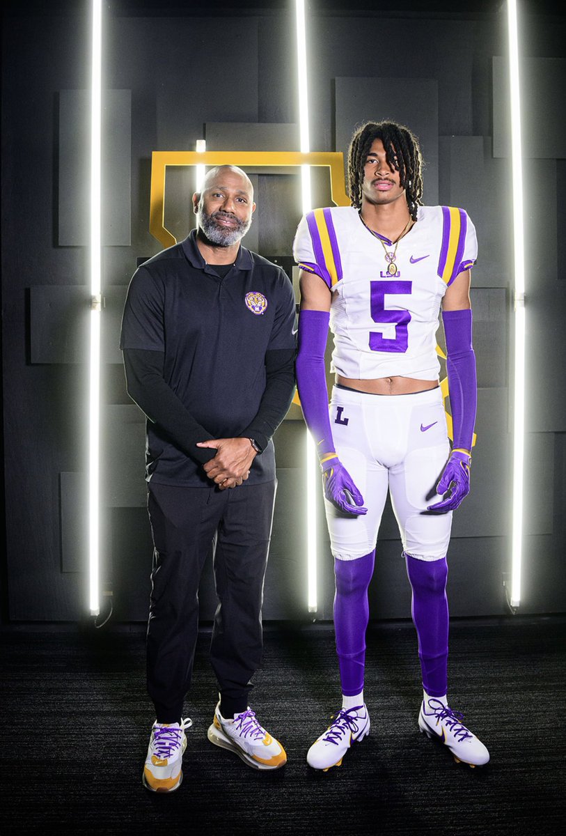 znagy20's tweet image. News: #LSU is expected to retain secondary coach Corey Raymond, according to @mzenitz.

Lane Kiffin continues assembling a star-studded staff in Baton Rouge with DC Blake Baker announcing his return last night.

Now, Raymond gets the nod and will be back in 2026.

Massive news.