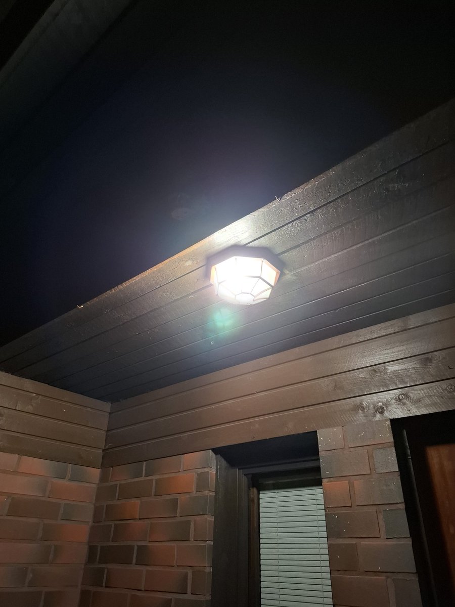 Siellä se rustiikkinen valo on nyt paikallaan etuoven ulkopuolella. Hengenvaarallisen sähköiskun vaarakin oli <10%.

Vielä kaksi samanlaista asennettavaksi 🥶