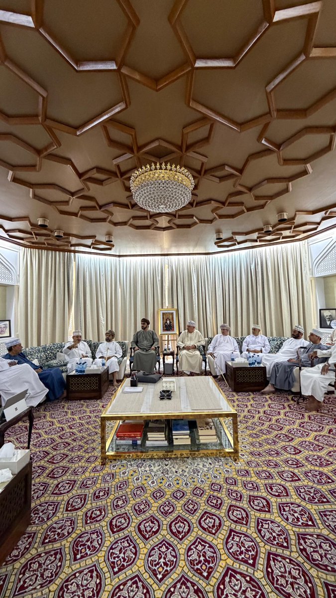 MajlisAlKhonji's tweet photo. #مجلس_الخنجي في جلسته الاسبوعية استضاف 
الناشط القدير عبدالعزيز بن بدر اليحمدي المختص بالقطاع العقاري والتجزئة حيث القى محاضرة بعنوان نظرة عامة عن #التطوير_العقاري تحدث فيها عن النظرة العامة للسوق العقاري في عمان و تجارب التطوير العقاري في #دول_مجلس_التعاون بالإضافة لنبذة عن ضريبة الأراضي البيضاء التي فرضت  في بعض الدول ومنها السعودية التي فرضتها في العاصمة #الرياض فقط بسبب قلة المعروض من الوحدات السكنية وارتفاع الايجارات بصفه عامه،
واشاد الحضور في مجلس الخنجي بجهود #وزارة_الاسكان في إقامة مشاريع التطوير العقاري الذي تشهده البلاد بصفه عامه و #مدينة_السلطان_هيثم بصفه خاصه الذي من المؤمل ان ينقل المشهد الحضري الى مستوى عالي من المعيشة للمواطنين والمقيمين في عموم محافظات #سلطنة_عمان وحذر المطورين من إغراق السوق من الوحدات السكنية والتجارية مما سوف يؤدي لعدم الموازنه بين العرض والطلب ويضيف عبأً جديداً على السوق العقاري وكذلك حثهم على الالتزام بمستوى البناء وشروطه حفاظاً على سمعة #عمان في تقديم الافضل للمشتري المحلي او الأجنبي.